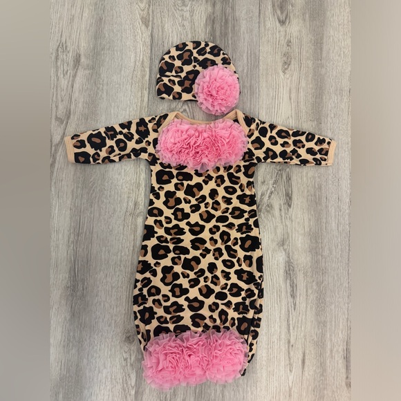 0-3 Months Baby girl Animal Print Open Bottom Gown Sleeper With Matching Hat - Picture 1 of 3
